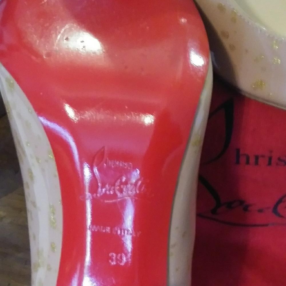 Authentic Christian Louboutin
Pump Pigalle Nude - Picture 2 of 7